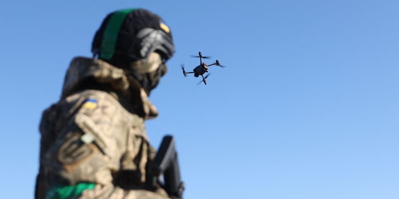 Des militaires ukrainiens lancent un drone non loin de la ville ukrainienne de Bakhmout, dans la région de Donetsk, le 25 janvier 2023.