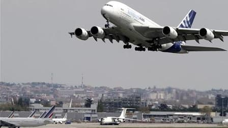 A l'aéroport de Toulouse-Blagnac. Le ministre de l'Ecologie, Jean-Louis Borloo, estime qu'il n'y a aucune raison de fermer l'espace aérien français à cause d'un nouveau nuage de cendres volcaniques islandais. /Photo prise le 19 avril 2010/REUTERS/Jean-Phi