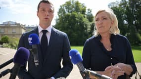 Jordan Bardella et Marine Le Pen, le lundi 26 août à la sortie de leur entretien avec Emmanuel Macron lors des consultations des partis politiques pour le choix du Premier ministre