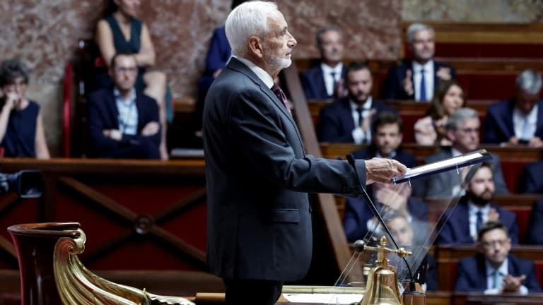 Le doyen de l'Assemblée nationale, le député RN José Gonzalez, prononce un discours avant l'élection du président, le 18 juillet 2024 à l'Assemblée à Paris