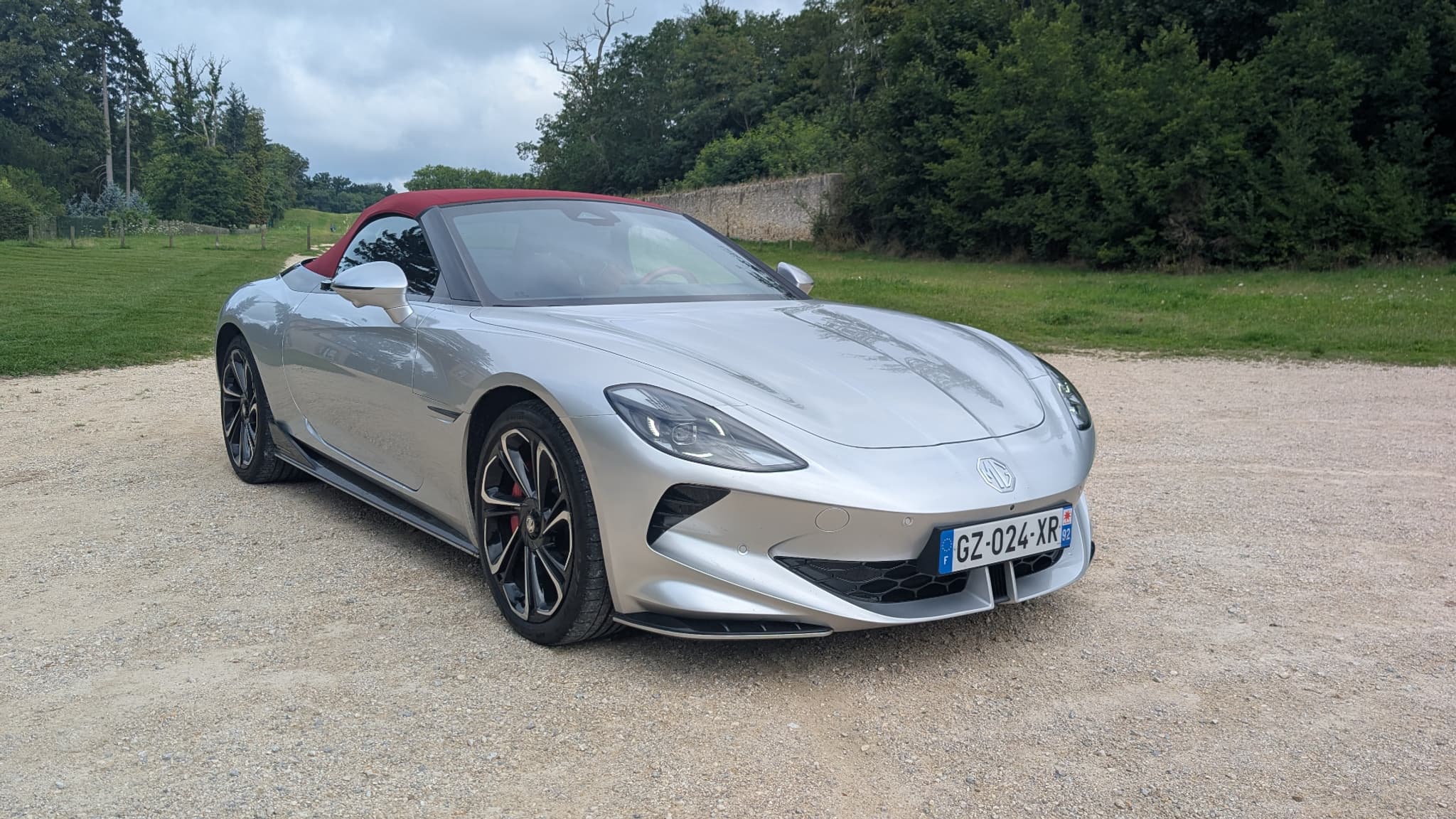 Un design spectaculaire pour ce MG Cyberster qui ressuscite la longue tradition des roadsters de la marque britannique.