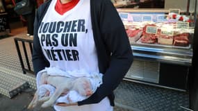 Une membre du groupe antispéciste devant une boucherie parisienne, le 22 septembre.