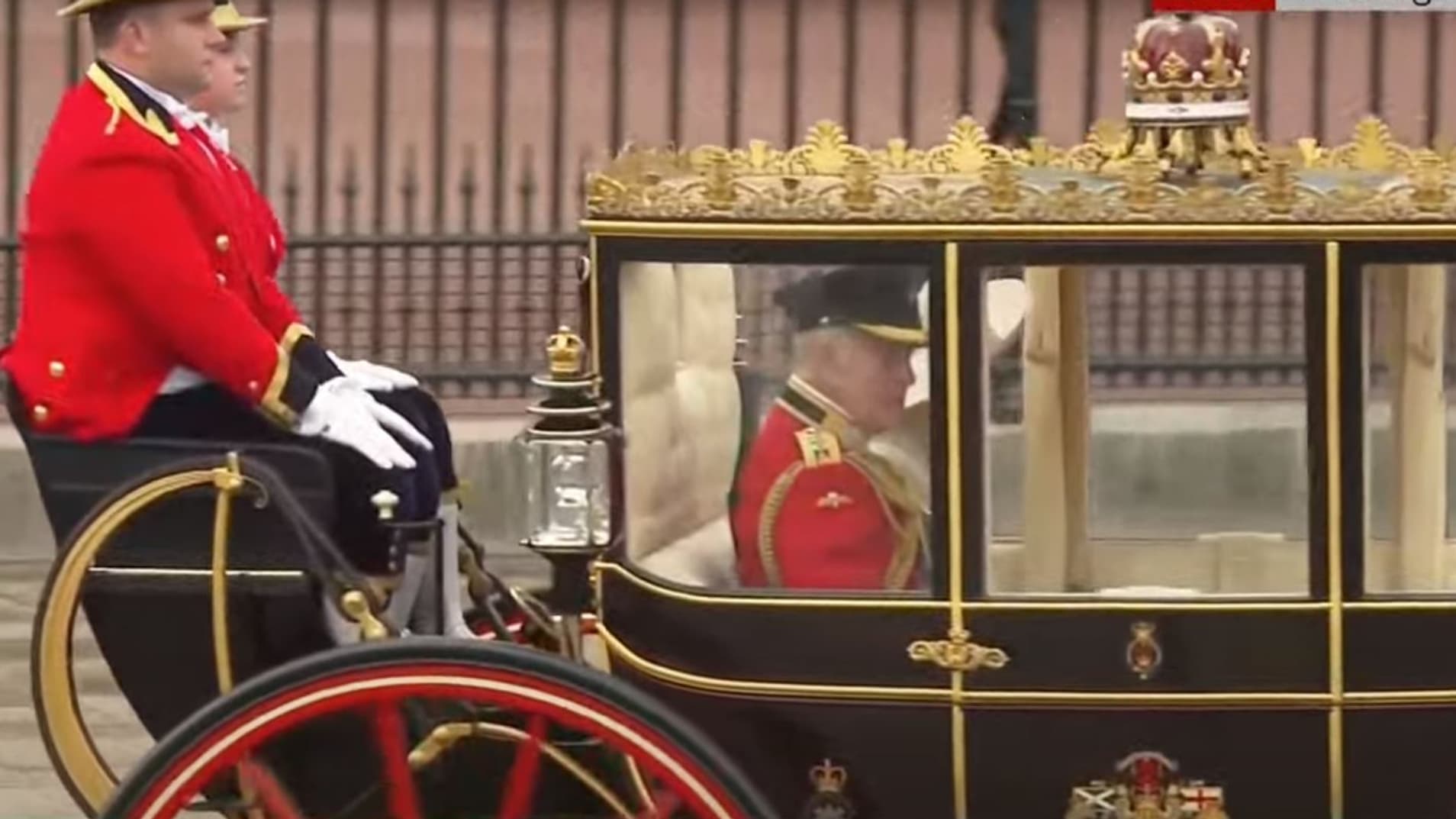 Le roi Charles et la reine Camilla, à bord d'un carrosse, s'engagent dans la parade de Trooping The Colour le 15 juin 2024