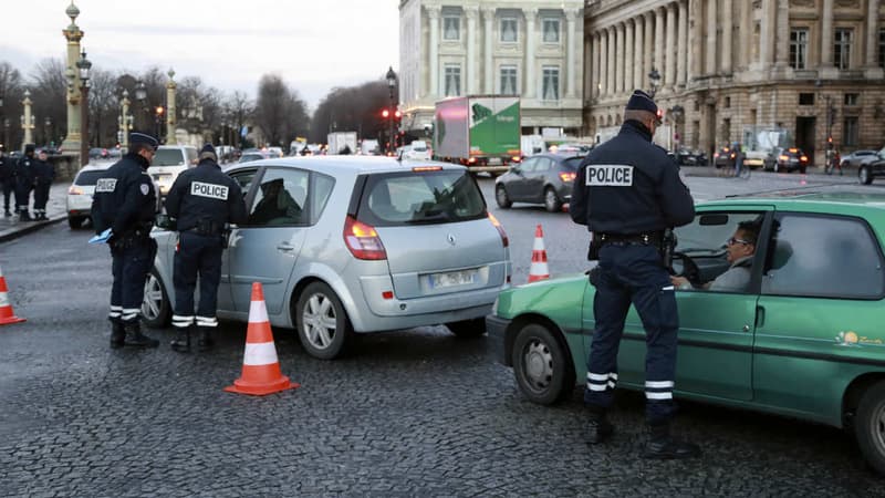 Des policiers contrôlant les véhicules en janvier, quand la Zone de Circulation Restreinte (ZCR) de Paris est entrée en vigueur. A partir du 1er juillet, ils verbalisent les automobilistes dont le véhicule ne porte pas de pastille.