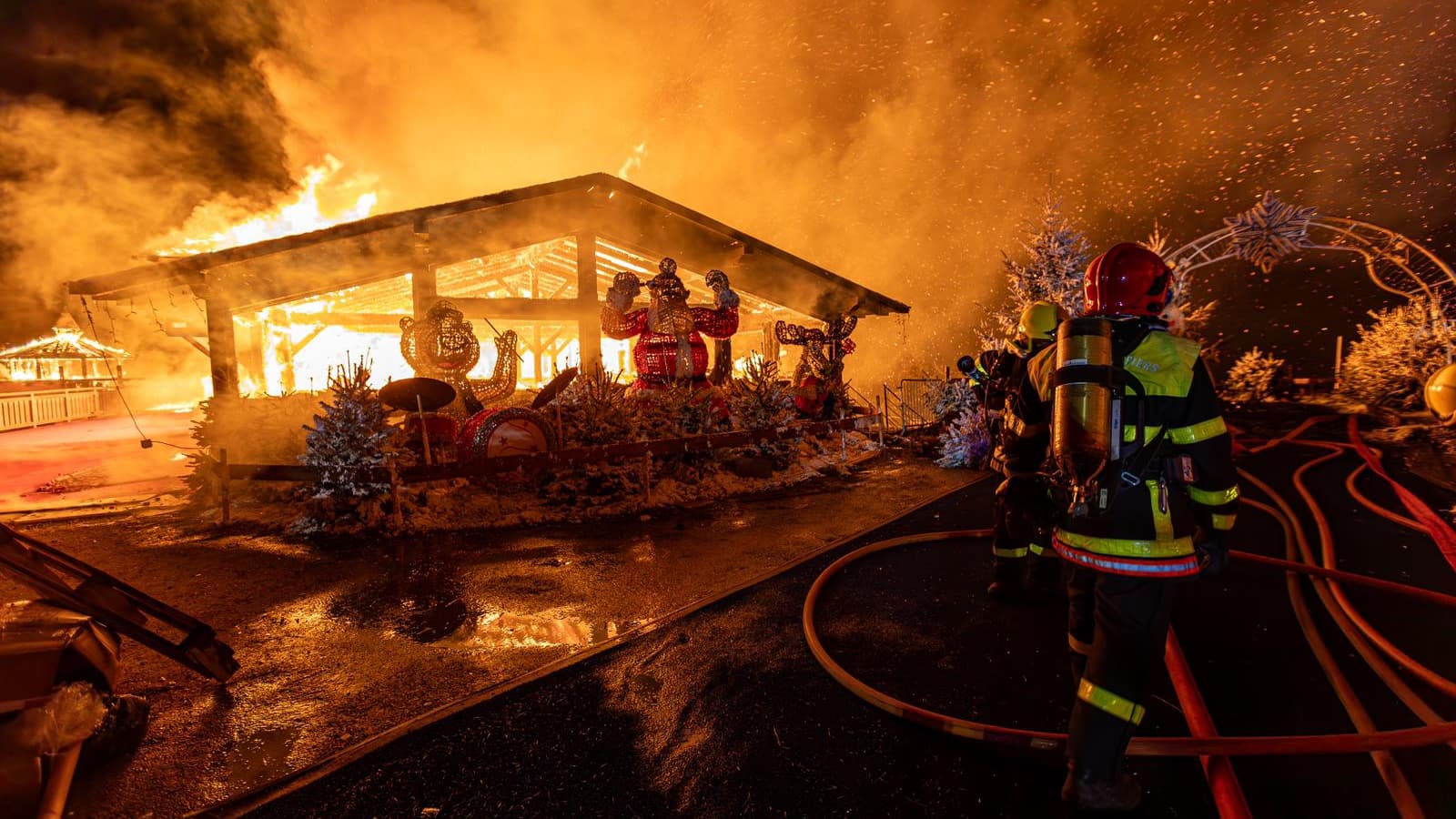 Des pompiers luttent contre les flammes qui ravagent le marché de Noël du Barcarès, le 11 novembre 2024