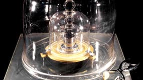 Le prototype du kilogramme actuel est précieusement conservé sous trois cloches de verre au pavillon de Breteuil