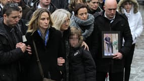 Ingrid Brinsolaro (la deuxième en partant de la gauche), mardi 5 janvier, devant les anciens locaux de Charlie Hebdo, lors de la cérémonie d'hommages aux victimes de l'attentat contre la rédaction du journal satirique, le 7 janvier 2015.