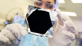 Le noir absolu a pour propriété de faire disparaître tout relief de la surface qu'il recouvre. 