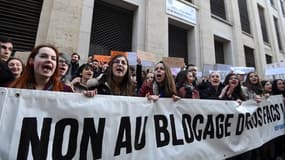 Les étudiants en grève devant la faculté de droit de Montpellier le 26 Mars dernier. 