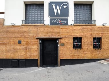 Le bar à vin La Winery, dans le centre-ville d'Evreux, où une voiture a foncé sans doute "délibérément" dans la foule après une altercation dans l'établissement, le 30 août 2025