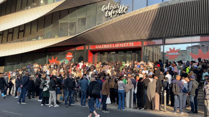 Des centaines de clients se massent devant l'entrée des galeries Lafayette au Centre Bourse avant l'ouverture ce mercredi matin