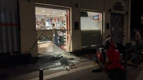 Un commerce à la vitrine brisée en marge des violences à Lyon.