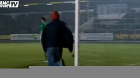 Un supporter entre sur le terrain pour insulter le gardien du Shakhtar Donetsk