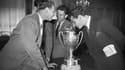Paul Sinibaldi et André Jacowski autour de la Coupe de France remportée par le Stade de Reims le 15 mai 1950
