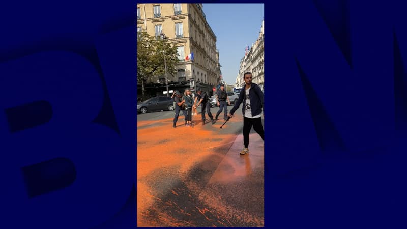 Paris: des militants écologistes aspergent de peinture orange les abords de l'Élysée