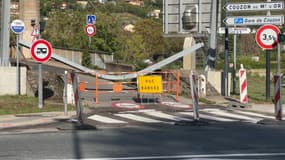 À Couzon-au-Mont-d'Or, le pont est à nouveau fermé à la circulation ce 19 septembre 2023 à cause d'un camion hors gabarit qui a tenté de le traverser.