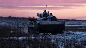 Des militaires ukrainiens s'entraînent  près de Tcherniguiv, dans le nord de l'Ukraine, le 12 février 2022. Photo fournie par l'armée ukrainienne. 