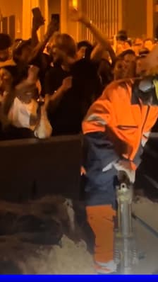 Fête de la musique: des ouvriers travaillant de nuit ont été applaudis par la foule 