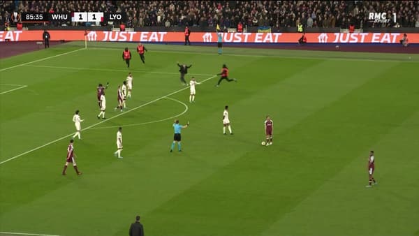 The referee interrupts the match between West Ham and OL after an England fan's interruption
