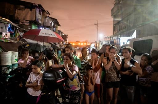 Les 28 septembre 2016 à Manille, habitants de Manille sidérés devant trois morts, victimes de la lutte antidrogue aux Philippines Les 28 septembre 2016 à Manille, habitants de Manille sidérés devant trois morts, victimes de la lutte antidrogue aux Philippines