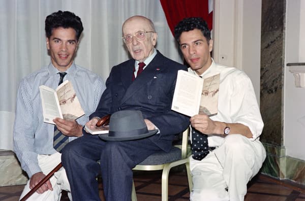 Jean Guitton entouré d'Igor et Grichka Bogdanoff le 6 septembre 1991 à Paris