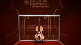 Le violon Stradivarius Joachim-Ma est exposé lors d'une avant-première de la vente aux enchères du violon chez Sotheby's à New York, le 3 février 2025.