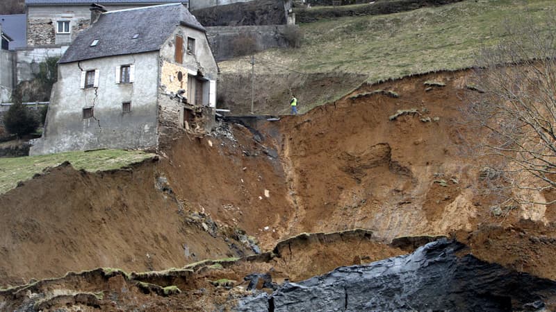 Le hameau de 140 personnes est coupé du monde après une gigantesque coulée de boue.