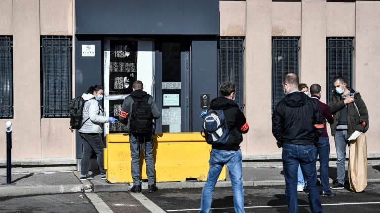 Des policiers devant l'entrée du commissariat de police de Champigny-sur-Marne, le 11 octobre 2020