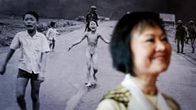 Kim Phuc Phan Thi, survivante de la guerre du Viêt Nam, également connue sous le nom de « Napalm Girl », se tient devant la photo emblématique de la guerre du Viêt Nam de 1972 la montrant en train de courir sur une route après avoir été brûlée lors d'une attaque au napalm près de Trang Bang (Vietnam), le 17 mai 2018 à Amsterdam (Pays-Bas). (Image d'illustration)