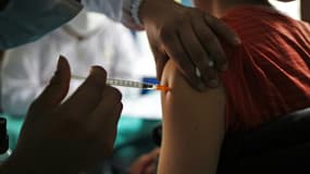 Un enfant reçoit une dose du vaccin Sinopharm contre le COVID-19 à La Paz le 9 décembre 2021