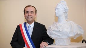 Robert Ménard, le maire de Béziers a fait installer une crèche de Noël dans le hall de la mairie.