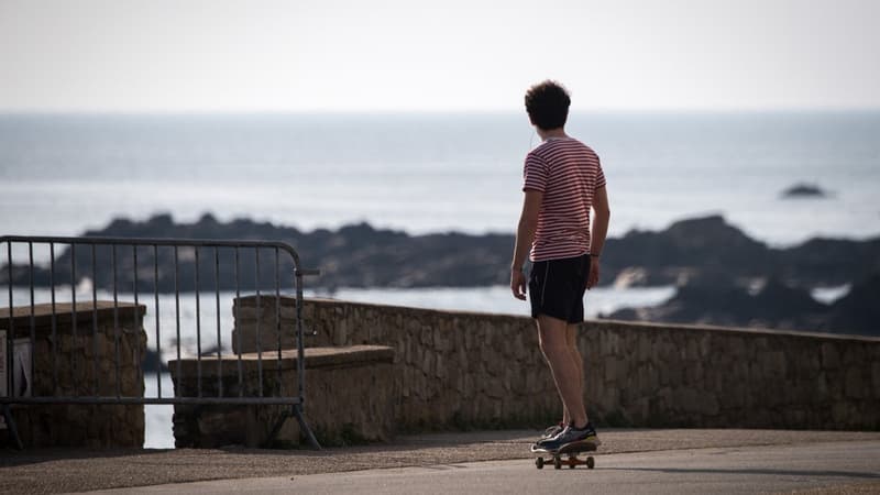 Un homme faisant du skateboard à Batz-sur-Mer, le 27 mars 2020