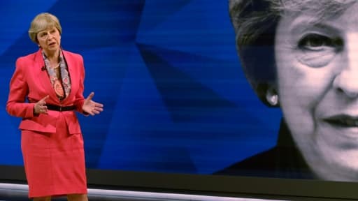 La Première ministre britannique Theresa May, lors d'un duel télévisé à distance avec son rival travailliste Jeremy Corbyn, le 29 mai 2017 à Londres