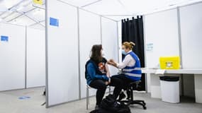 Une soignante se fait vacciner contre le Covid-19, le 12 février 2021 à La Haye, aux Pays-Bas
