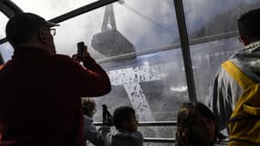 Des usagers dans le téléphérique de la Cime Caron, à Val Thorens
