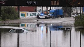 Des voitures sont partiellement submergées sur une route inondée lors d'une tempête de pluie à Long Beach, Californie, le 1er février 2024.