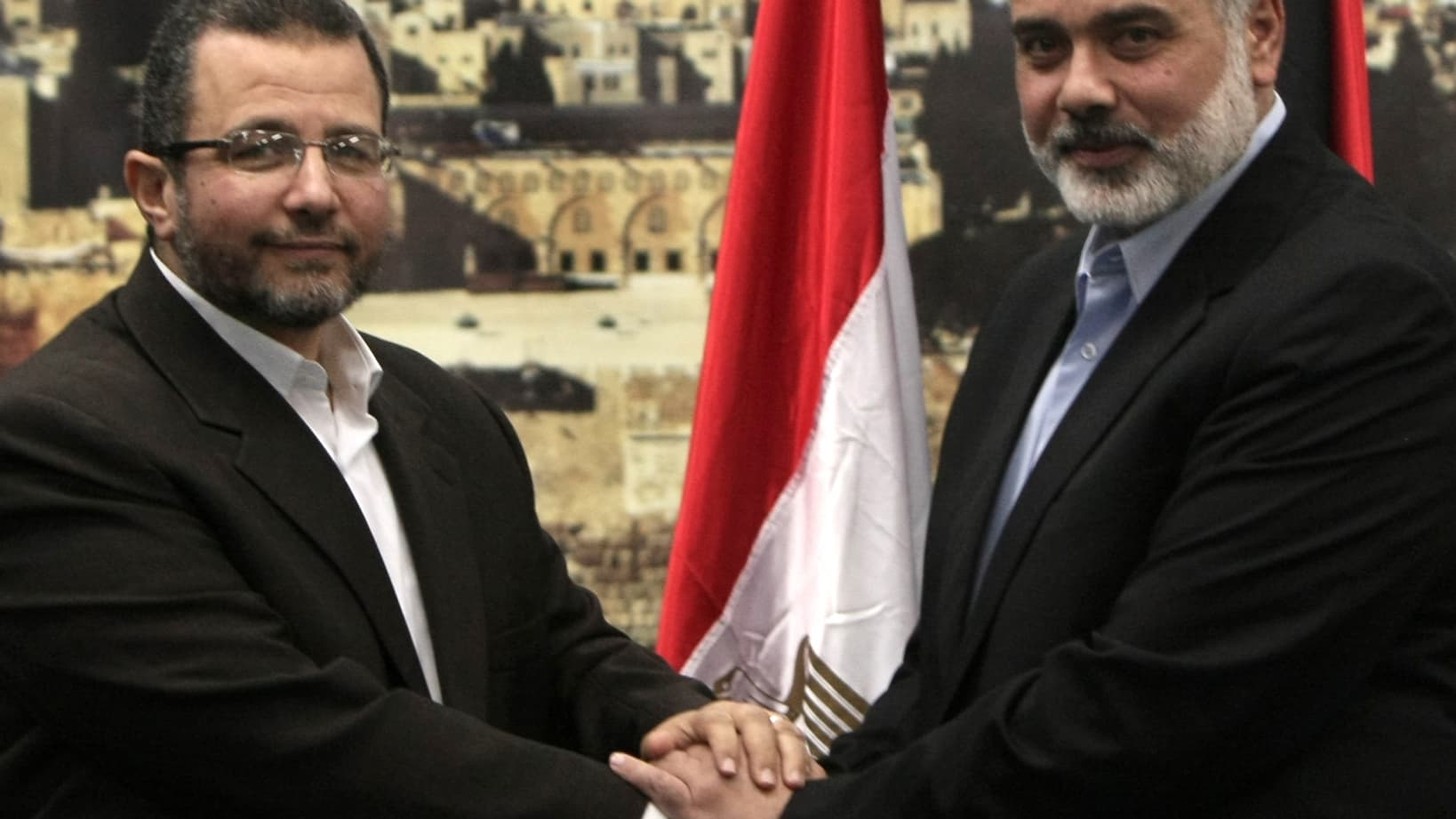 Le chef du Hamas Ismail Haniya (à droite) reçoit le Premier ministre égyptien Hicham Quandil (à gauche) à Gaza (16 novembre 2012) Le chef du Hamas Ismail Haniya (à droite) reçoit le Premier ministre égyptien Hicham Quandil (à gauche) à Gaza (16 novembre 2012)
