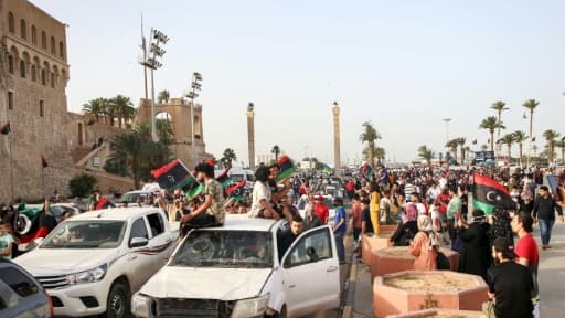 Des Libyens célèbrent à Tripoli, le 4 juin 2020, la reprise du contrôle de tout l'ouest libyen annoncée par le gouvernement d'union nationale (GNA)