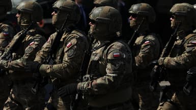 À Varsovie, en Pologne, le 15 août 2025, des soldats de l'unité militaire AGAT participent à un défilé militaire le long d'une autoroute à l'occasion de la Journée des forces armées polonaises.