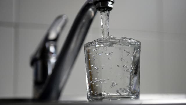 Le verre d'eau du robinet est deux cents fois meilleur marché que le verre d'eau tiré de l'eau en bouteille. 