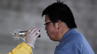 Test de radioactivité sur un habitant évacué des environs de la centrale de Fukushima. Le niveau de radioactivité dans la ville de Maebashi, à une centaine de kilomètres au nord de Tokyo, était mardi jusqu'à dix fois supérieur à la normale, rapporte l'age
