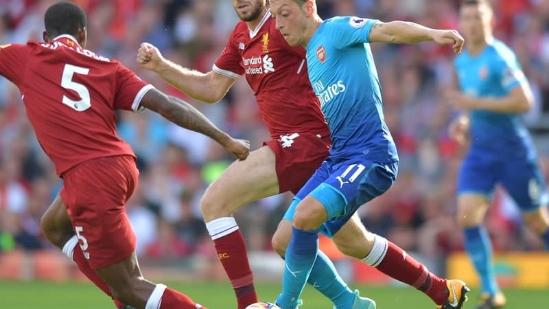 Mesut Özil face à Jordan Henderson