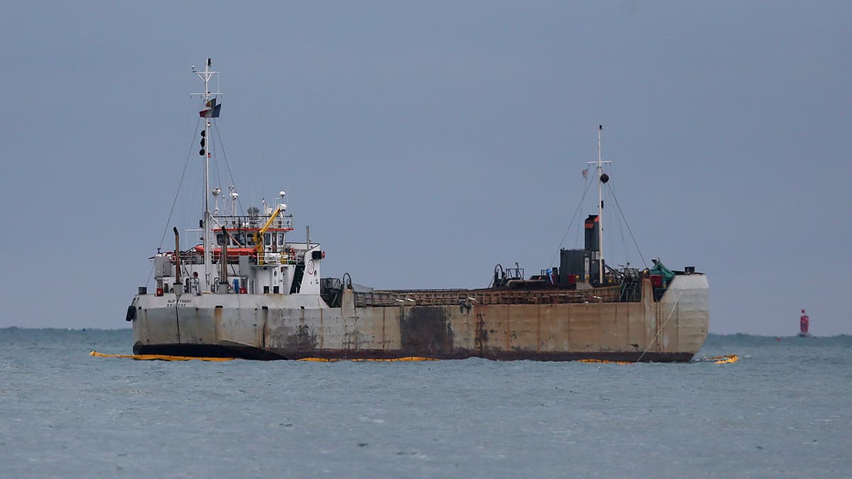 un navire transportant du gazole risque de couler près des côtes un navire transportant du gazole risque de couler près des côtes