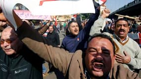 Des partisans du président Hosni Moubarak rassemblés près de la place Tahrir, au Caire, où s'était à nouveau massée mardi une foule d'opposants au régime. Des heurts ont éclaté entre les deux camps mardi. /Photo prise le 2 février 2011/REUTERS/Yannis Behr