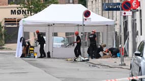 Des enquêteurs sur le lieu d'une explosion devant un commissariat de Copenhague, le 10 août 2019. 