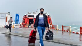 Des passagers débarquent d'un effectuant la liaison entre le Maroc et l'Espagne en 2022.