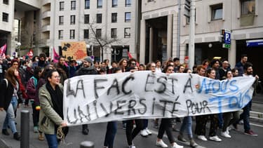 Des étudiants manifestent contre la loi de réforme de l'accès à l'université, le 4 avril 2018 à Marseille.