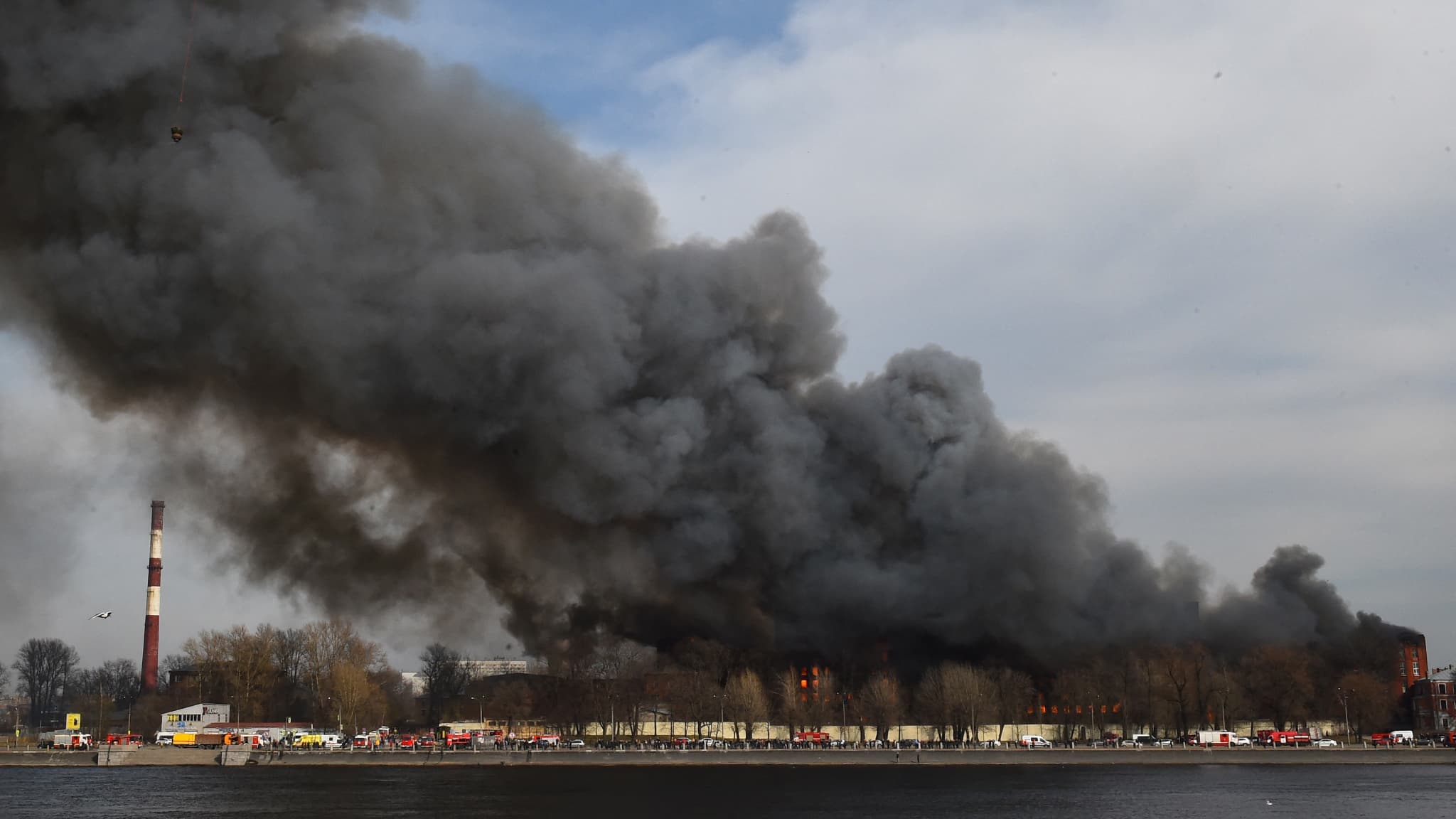 Un gigantesque incendie s'est déclaré le 12 avril 2021 au sein de la manufacture Nevski à Saint-Pétersbourg, en Russie Un gigantesque incendie s'est déclaré le 12 avril 2021 au sein de la manufacture Nevski à Saint-Pétersbourg, en Russie
