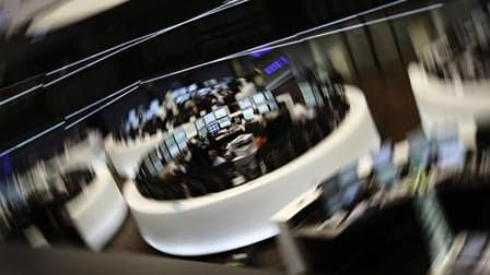 A la Bourse de Francfort, lundi. Les principales Bourses européennes ont rebondi mardi à l'ouverture alors qu'elles étaient attendues en forte baisse dans les premiers échanges dans le sillage des places asiatiques, en baisse avec les craintes de rechute