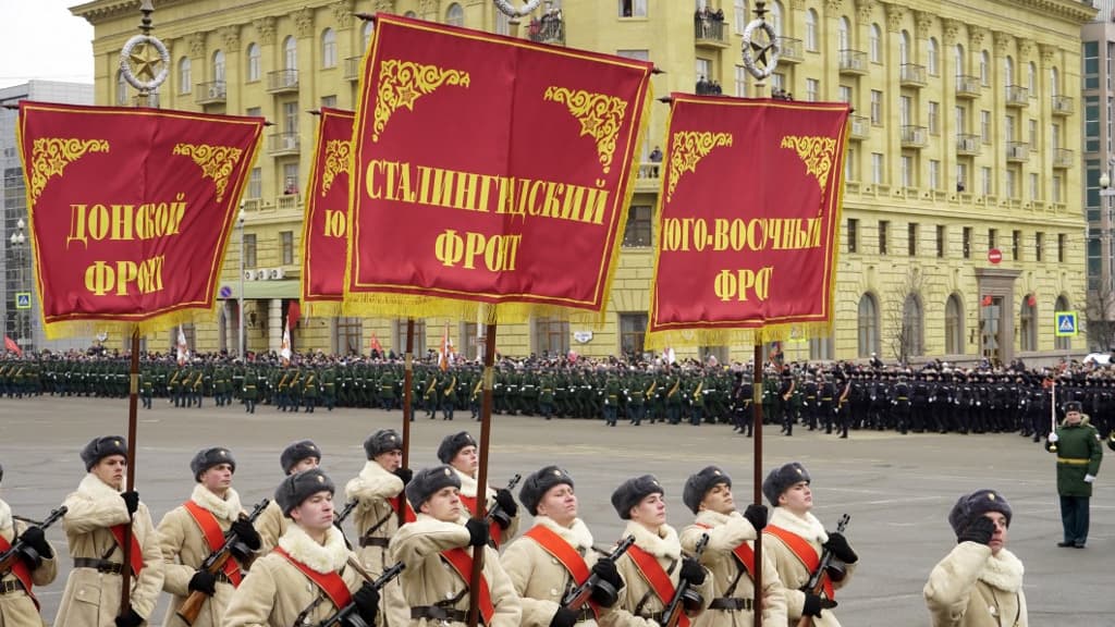 Des militaires russes vêtus d'uniformes historiques défilent lors d'une parade militaire, dans la ville de Volgograd, le 2 février 2023.